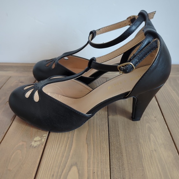 Retro 1940s 1950s Black Teardrop T Strap Heels - Picture 1 of 11